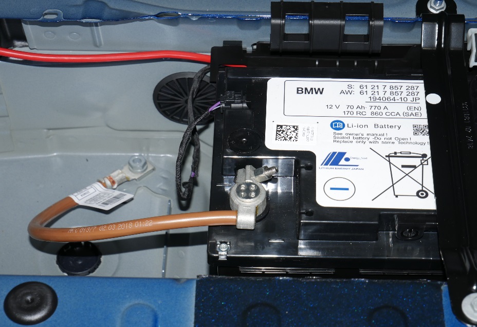 Batterie Minuspol abklemmen